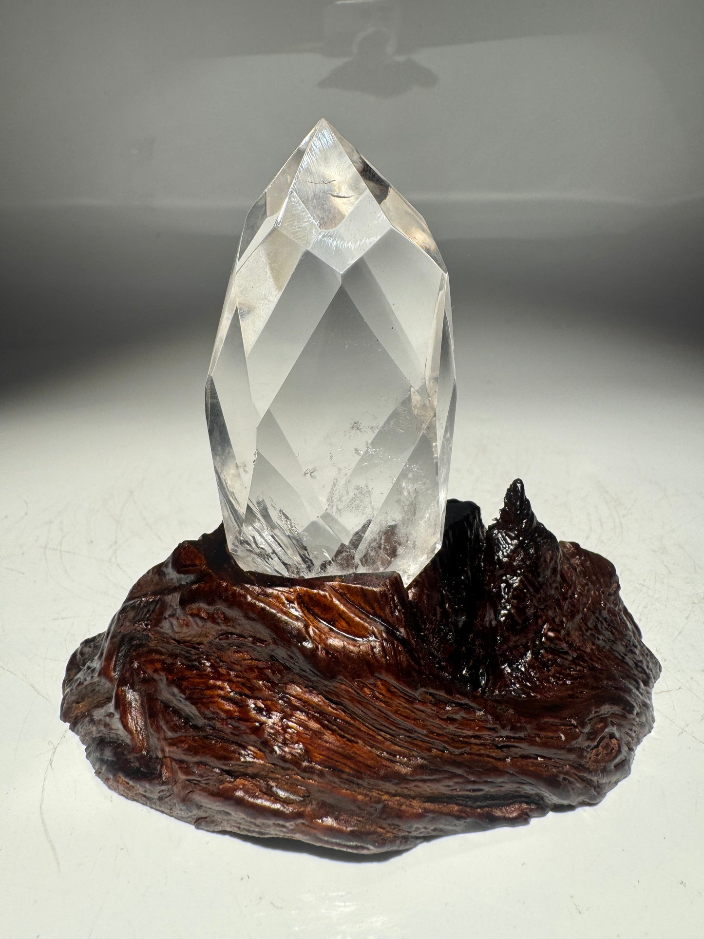 Ultraklarer Lemurian Bergkristall facettiert · Lichtunikat mit massangefertigter Wurzel