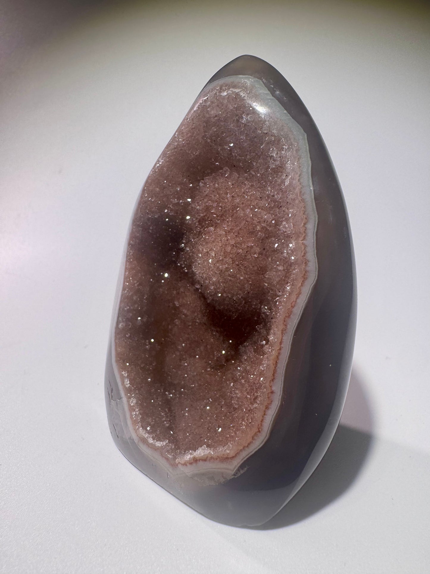 Exklusive rote Achat Flamme aus Uruguay – 7.8cm mit Kristallen und Funkeln