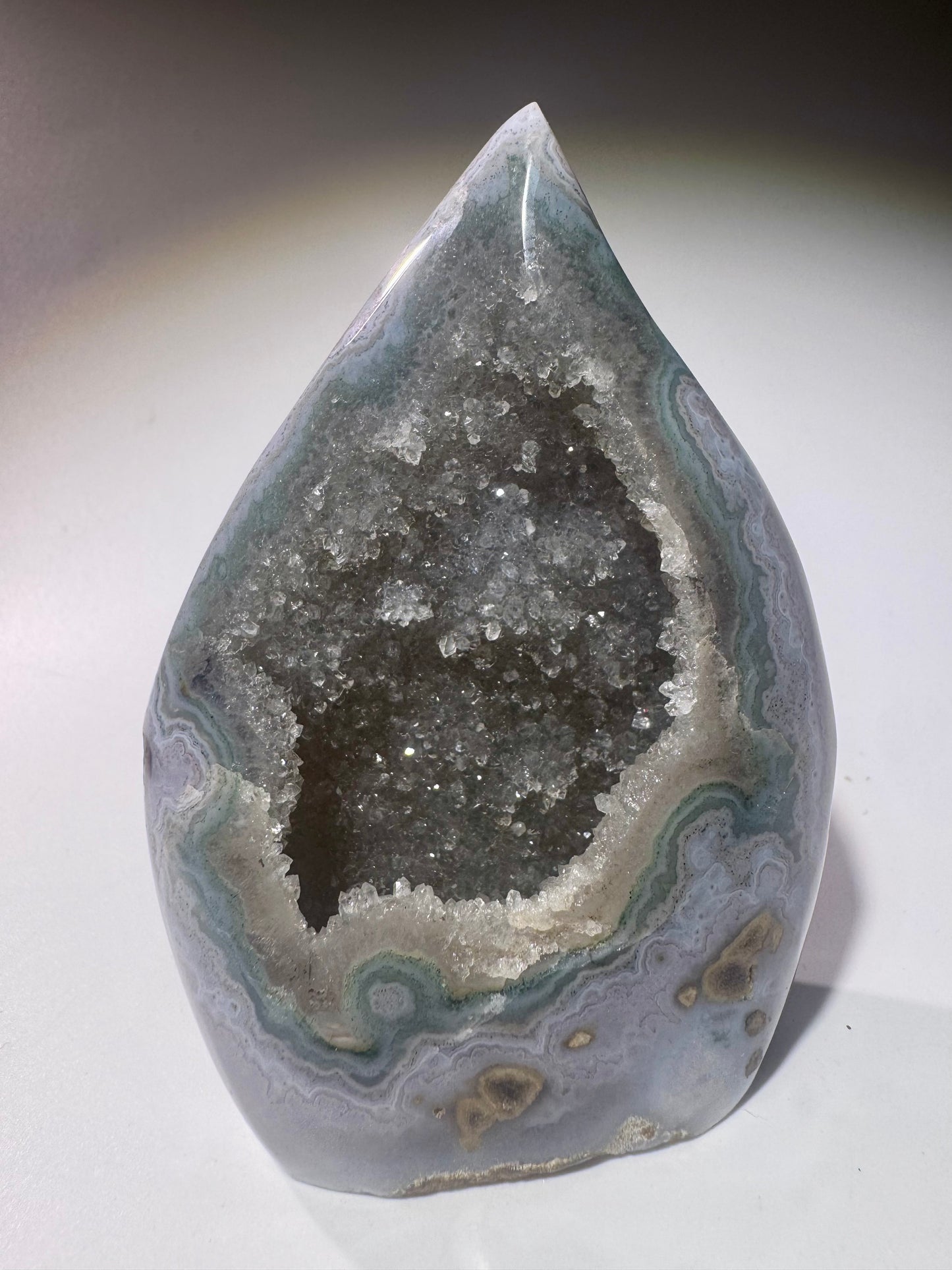 Funkelnde Rainbow Amethyst Flamme aus Uruguay - 8.5cm, 161g
