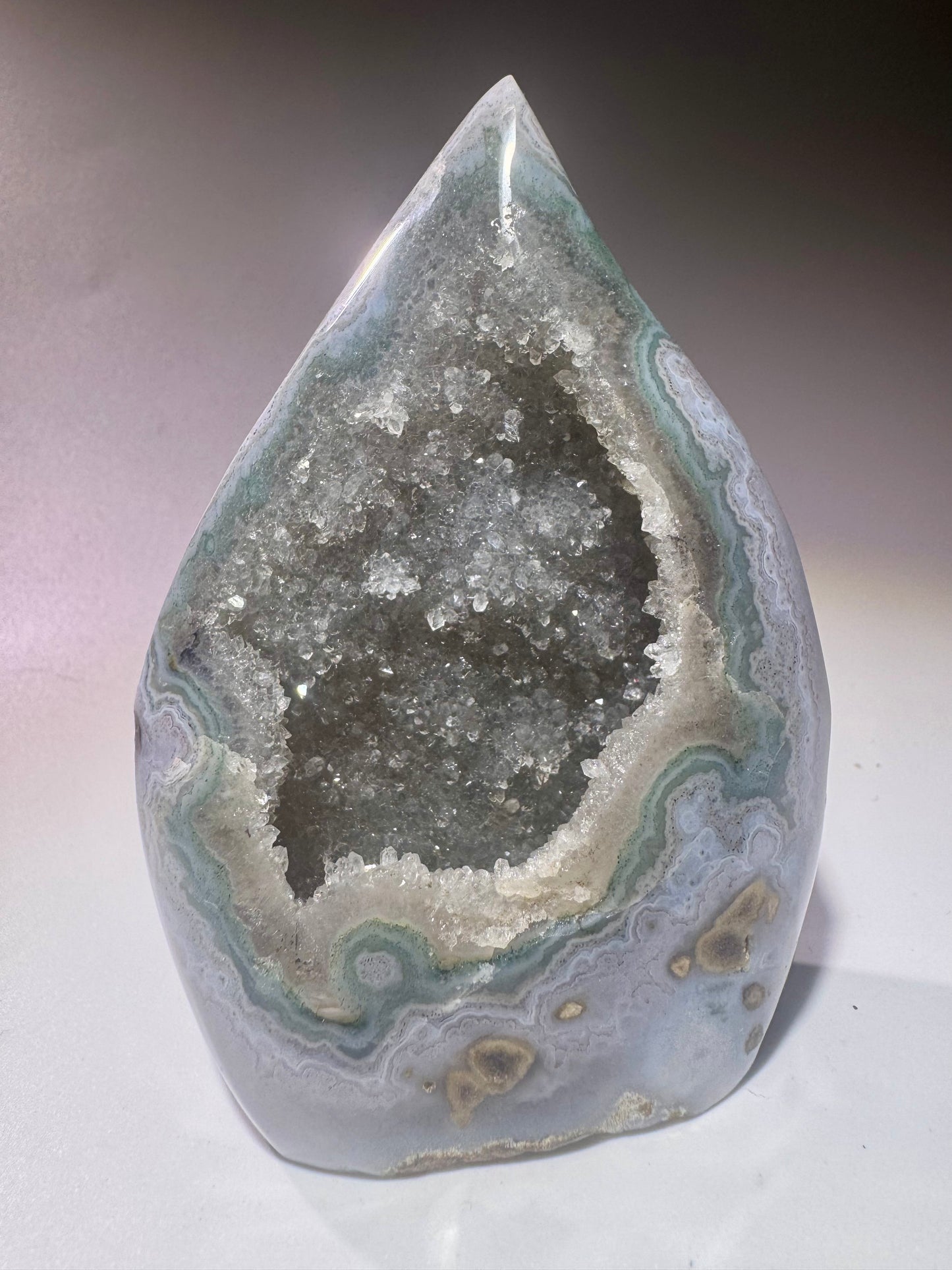 Funkelnde Rainbow Amethyst Flamme aus Uruguay - 8.5cm, 161g