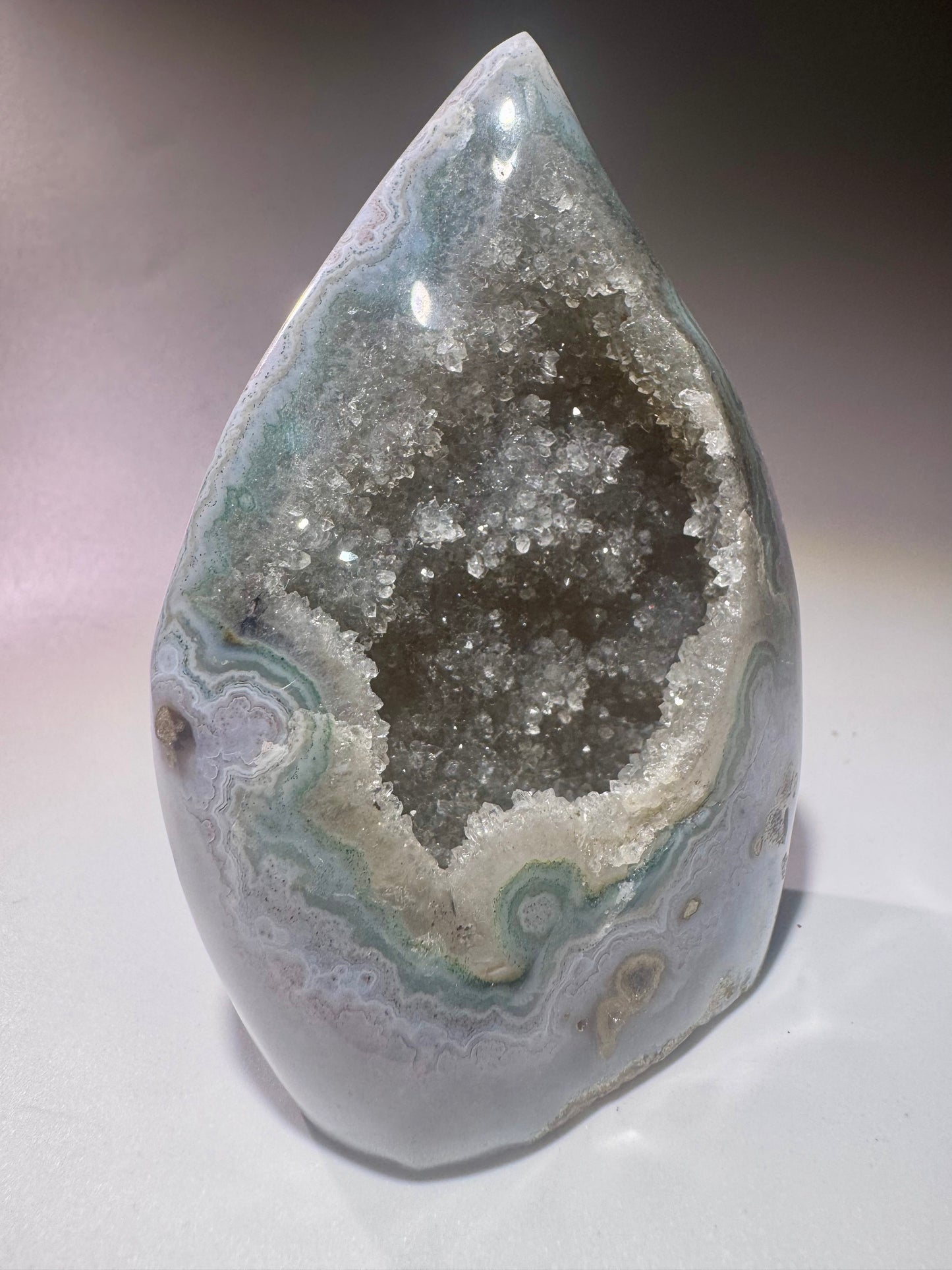 Funkelnde Rainbow Amethyst Flamme aus Uruguay - 8.5cm, 161g