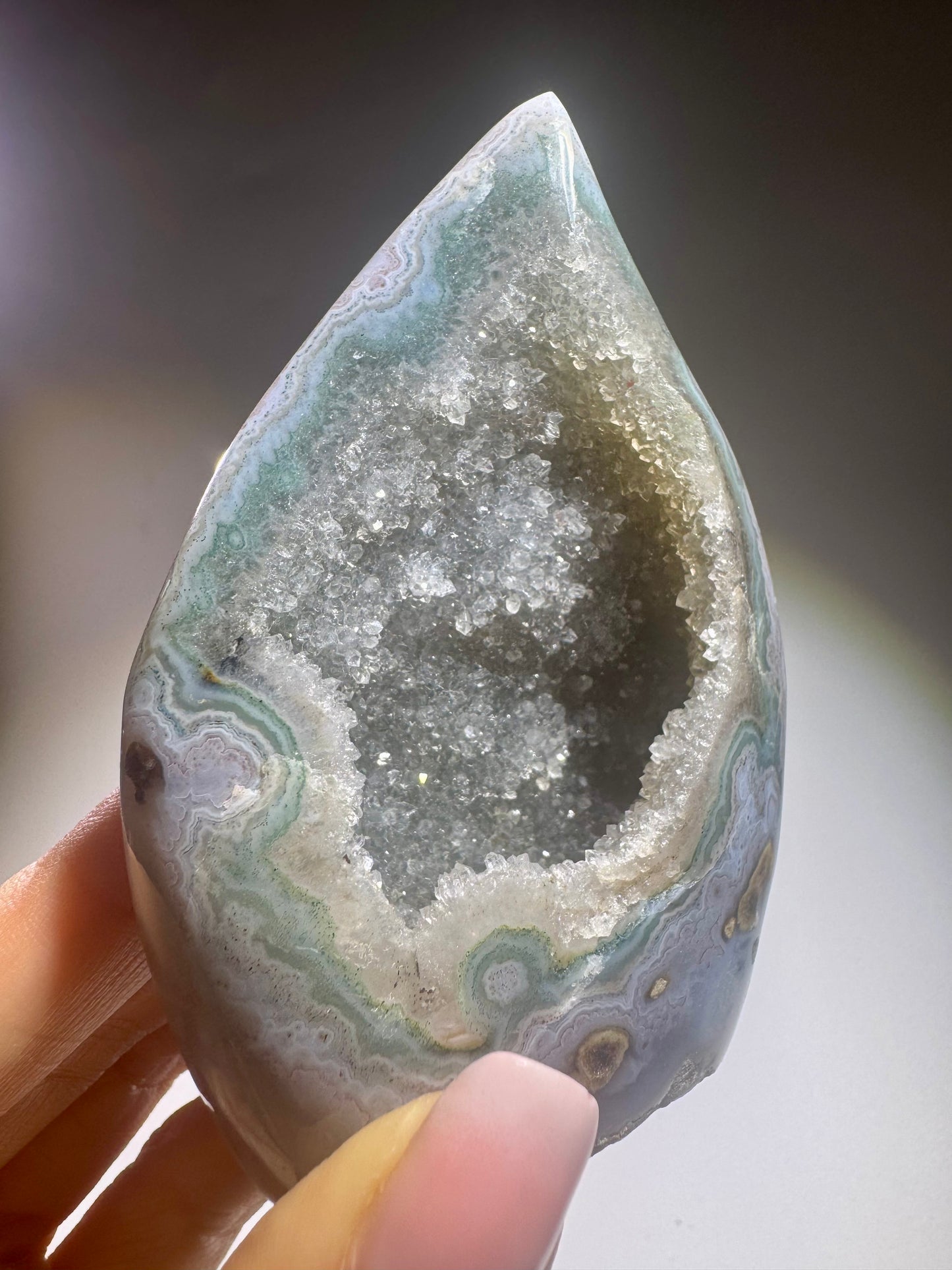Funkelnde Rainbow Amethyst Flamme aus Uruguay - 8.5cm, 161g