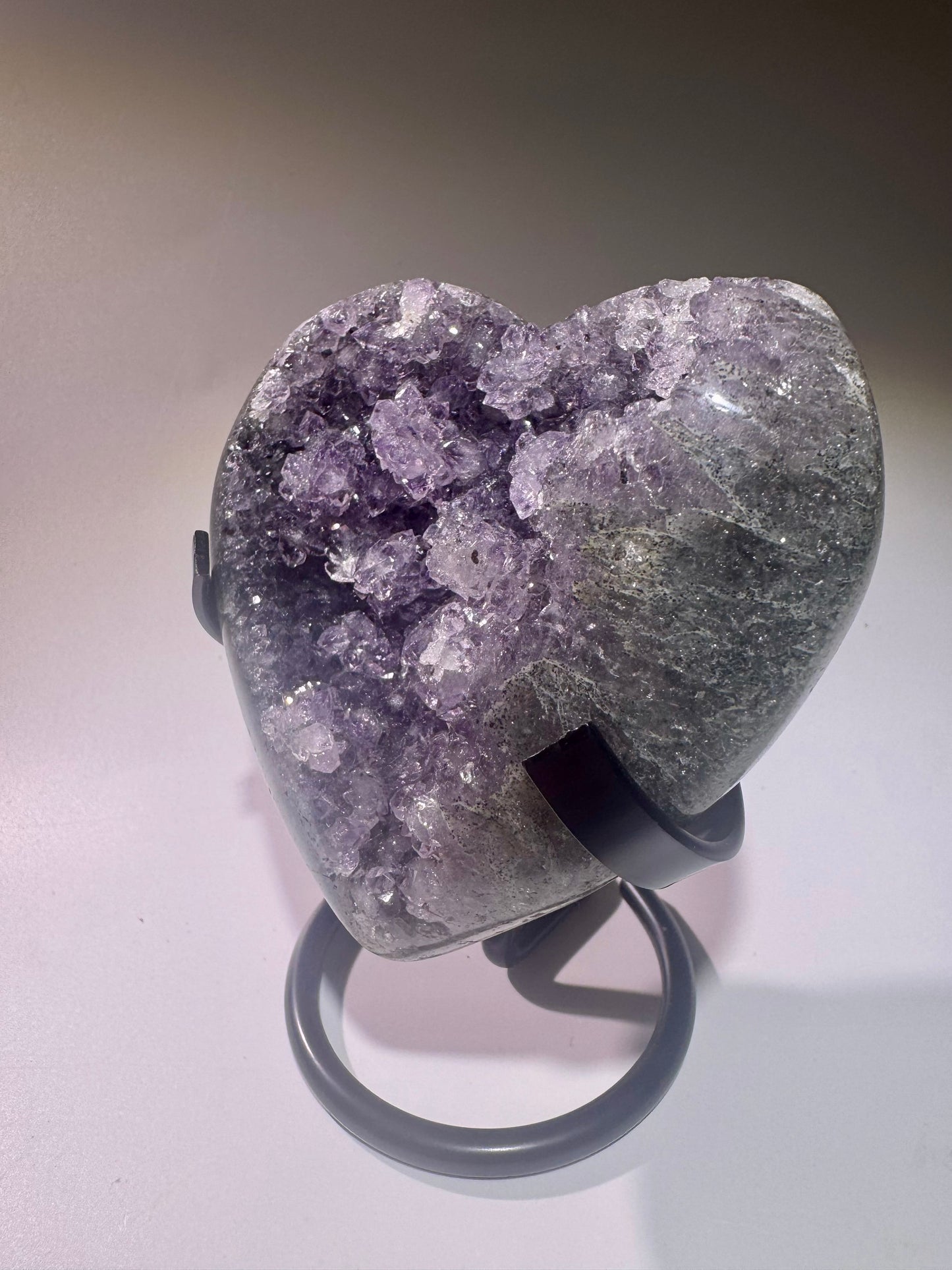 Rainbow Amethyst Herz aus Uruguay – 9 cm, 298 g – violette Kristallblüten – handgearbeitet & einzigartig