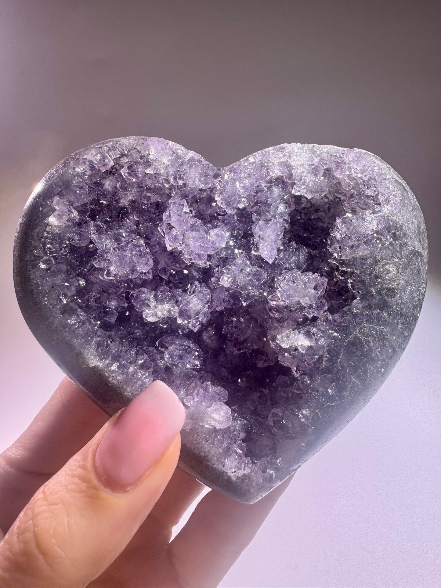 Rainbow Amethyst Herz aus Uruguay – 9 cm, 298 g – violette Kristallblüten – handgearbeitet & einzigartig