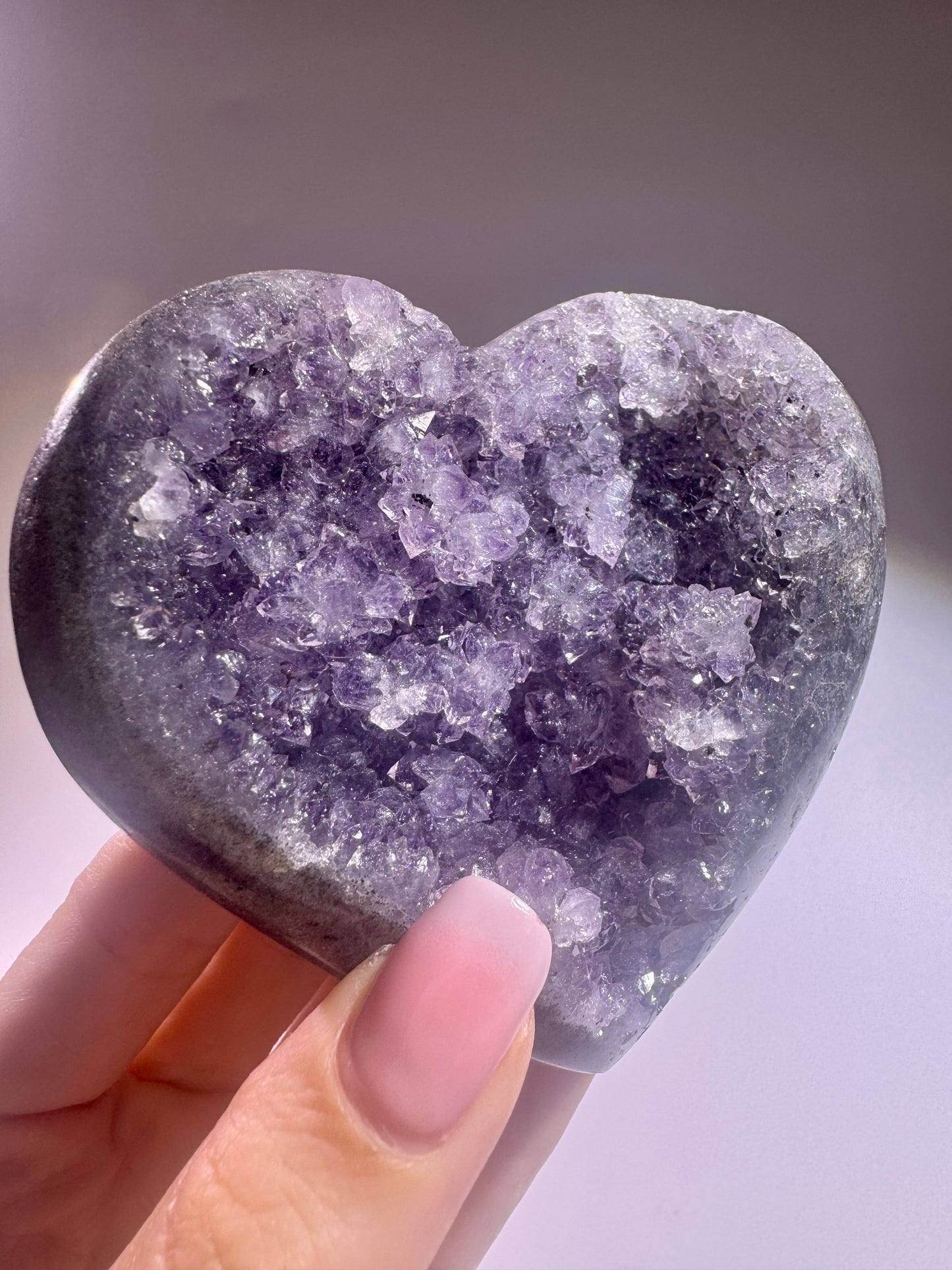 Rainbow Amethyst Herz aus Uruguay – 9 cm, 298 g – violette Kristallblüten – handgearbeitet & einzigartig