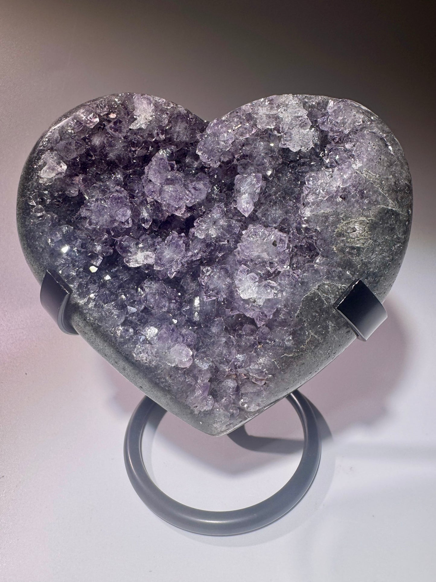 Rainbow Amethyst Herz aus Uruguay – 9 cm, 298 g – violette Kristallblüten – handgearbeitet & einzigartig