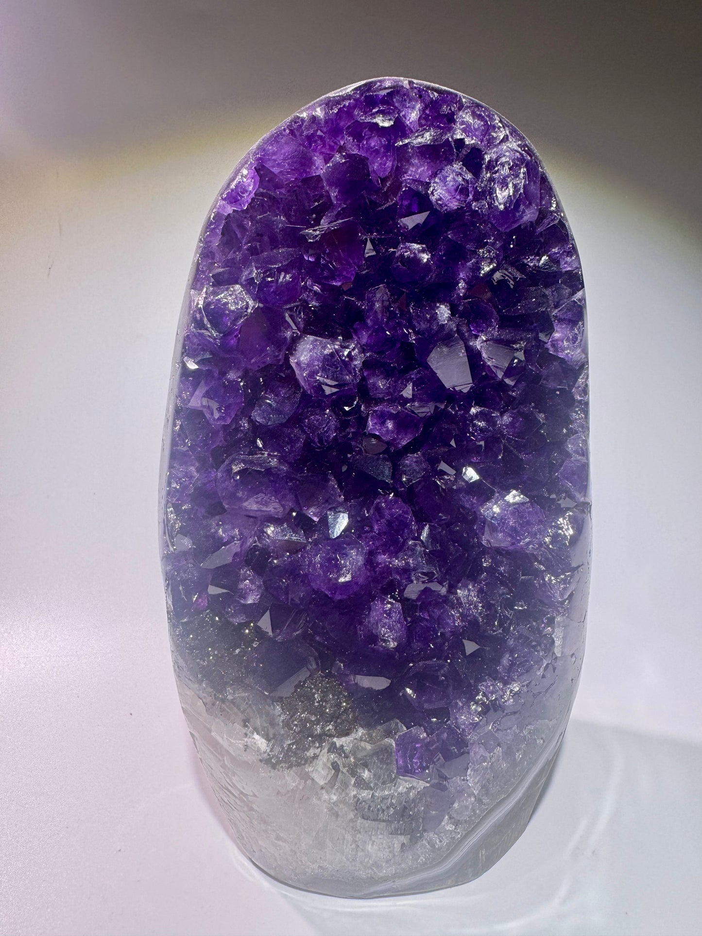 Tiefviolette Amethyst Cutbase mit Hämatit Kristallen – Uruguay 16cm, 1.6 kg