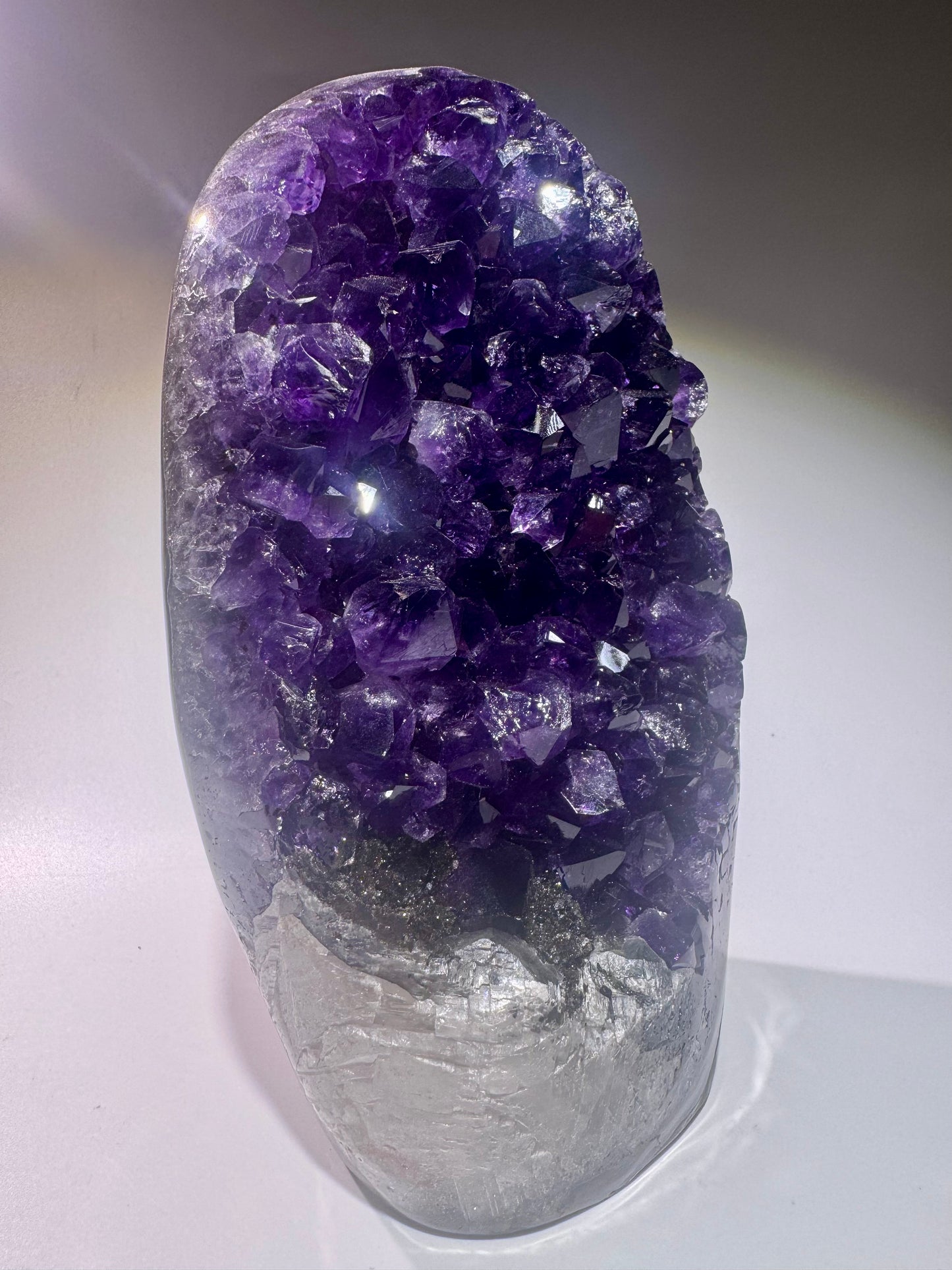 Tiefviolette Amethyst Cutbase mit Hämatit Kristallen – Uruguay 16cm, 1.6 kg