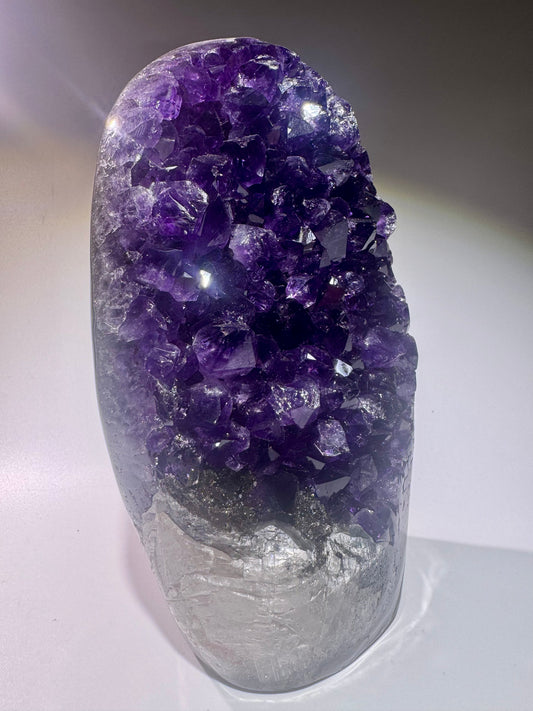 Tiefviolette Amethyst Cutbase mit Hämatit Kristallen – Uruguay 16cm, 1.6 kg