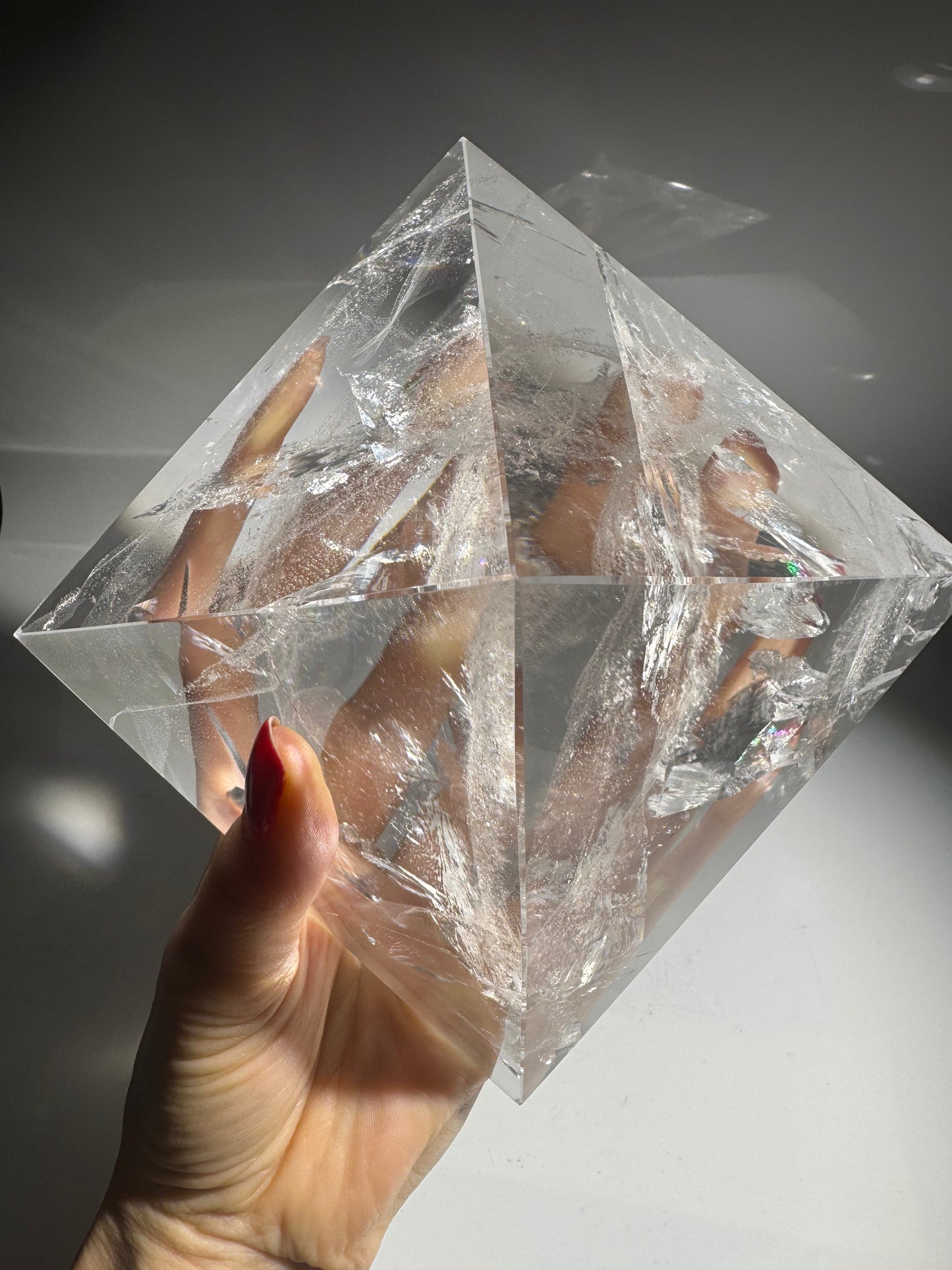 Exklusive Lemurian Bergkristall Pyramide – Handgeschliffen, 1.76kg, 13.5cm