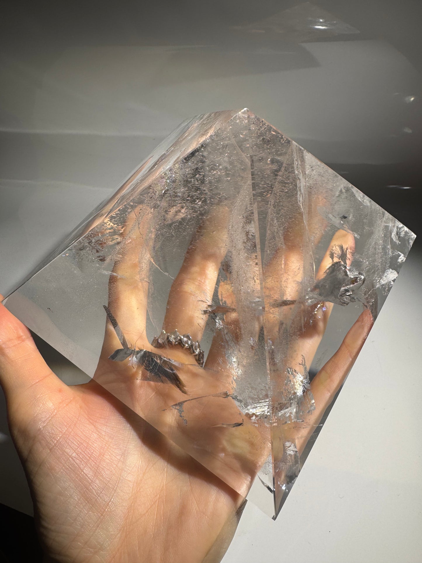 Exklusive Lemurian Bergkristall Pyramide – Handgeschliffen, 1.76kg, 13.5cm