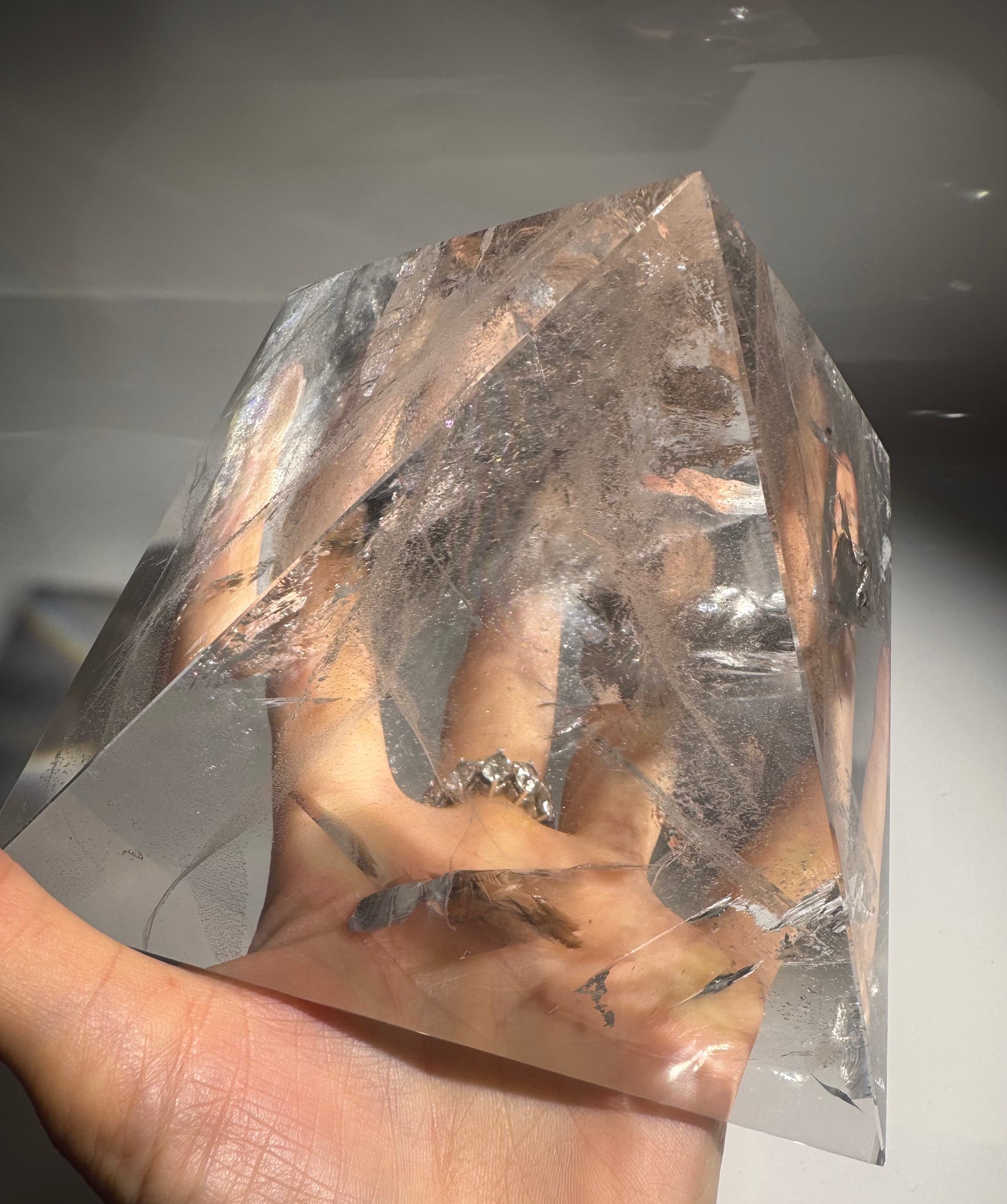 Exklusive Lemurian Bergkristall Pyramide – Handgeschliffen, 1.76kg, 13.5cm