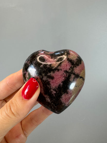 Wunderschönes Rhodonit Herz | 213g Rhodonit Herz | UNIQUE CRYSTALS