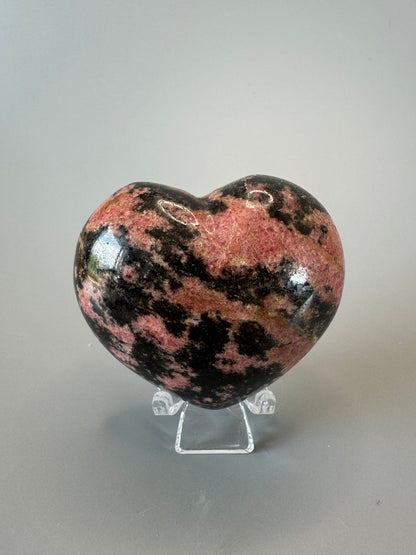 214g Rhodonit Herz | Handgefertigtes Rhodonit-Herz | UNIQUE CRYSTALS