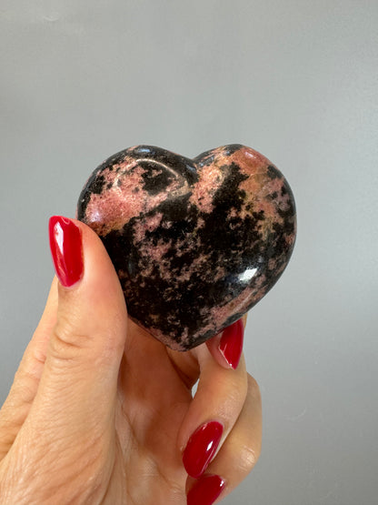214g Rhodonit Herz | Handgefertigtes Rhodonit-Herz | UNIQUE CRYSTALS
