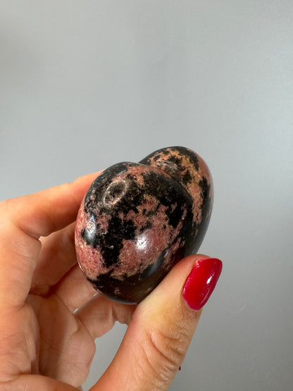 214g Rhodonit Herz | Handgefertigtes Rhodonit-Herz | UNIQUE CRYSTALS