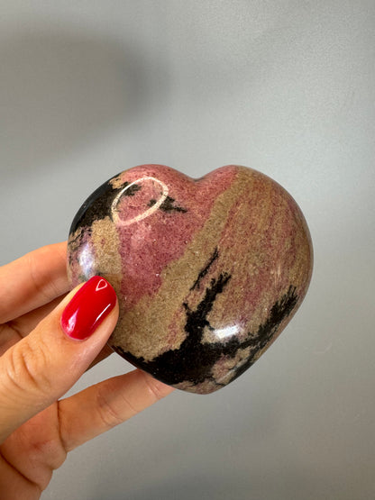 Handgefertigtes Rhodonit Herz | 424g Rhodonit Herz | UNIQUE CRYSTALS