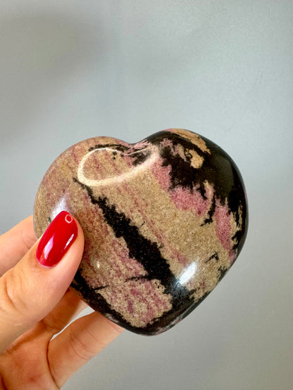 Handgefertigtes Rhodonit Herz | 424g Rhodonit Herz | UNIQUE CRYSTALS