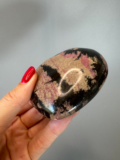 Handgefertigtes Rhodonit Herz | 424g Rhodonit Herz | UNIQUE CRYSTALS