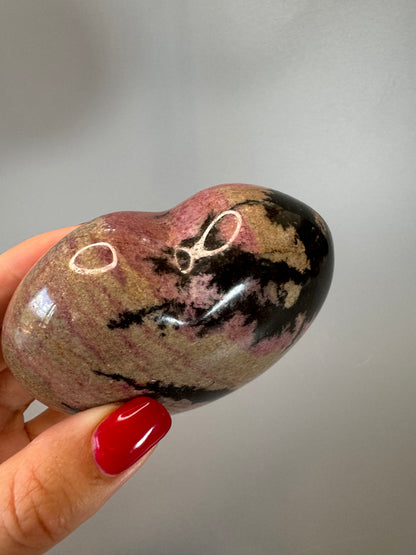 Handgefertigtes Rhodonit Herz | 424g Rhodonit Herz | UNIQUE CRYSTALS
