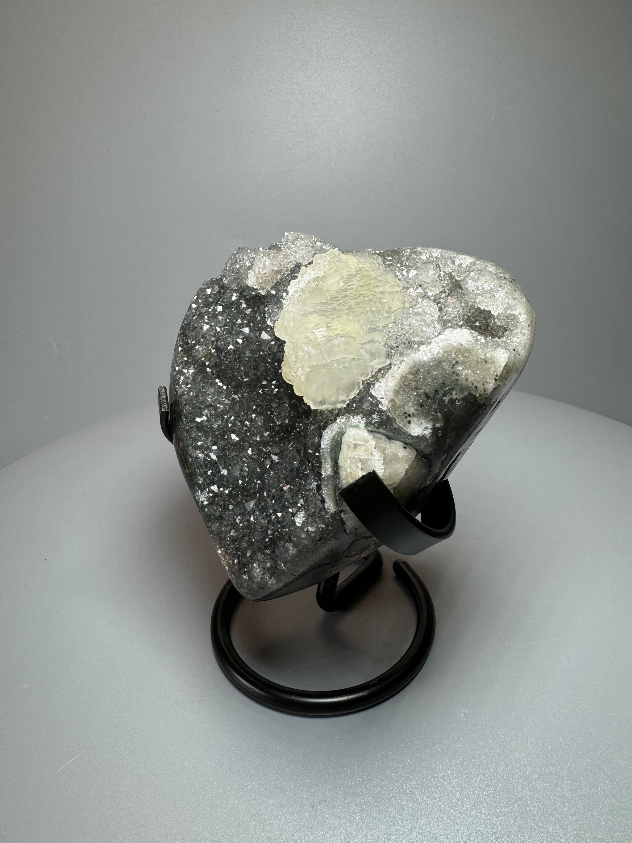 Bezauberndes Amethyst Herz mit Kalzit aus Uruguay - 9cm, 340g