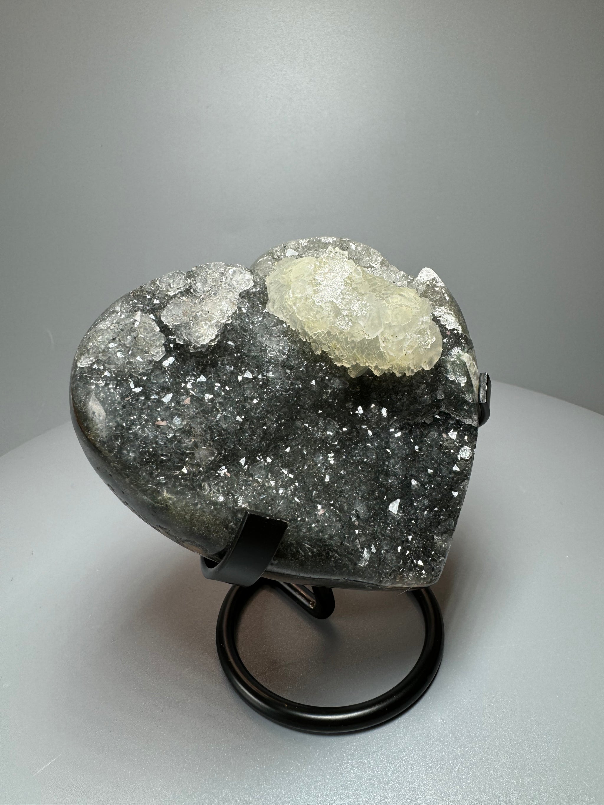 Bezauberndes Amethyst Herz mit Kalzit aus Uruguay - 9cm, 340g