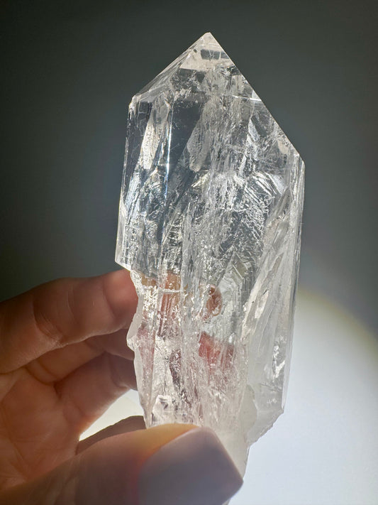 Klarer Himalaya-Kristall aus Nepal – 9.5cm Quarzspitze in Rohform