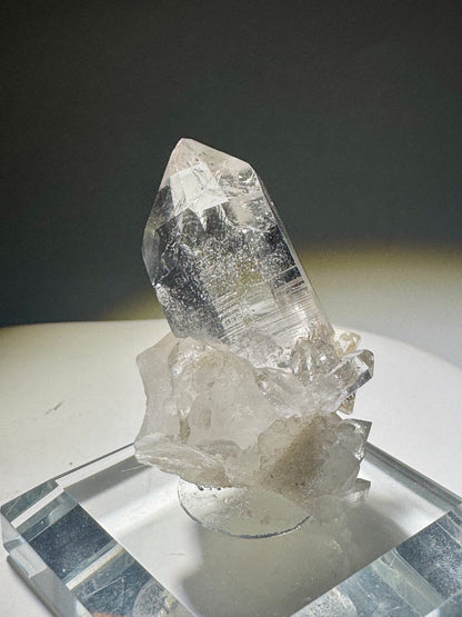Kleiner, perfekter Quarz-Kristall aus dem Himalaya – roh, klar & ethisch gewonnen