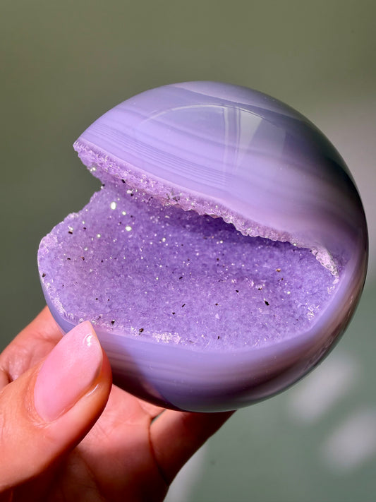 Sfera di Ametista 7,6 cm – 570 g | Viola delicato & cristalli scintillanti