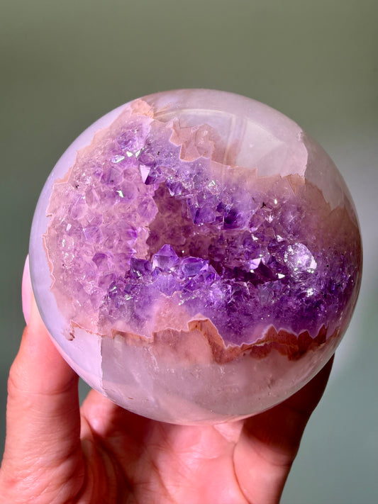 Sfera di Ametista 7,6 cm – 570 g | Viola delicato & cristalli scintillanti