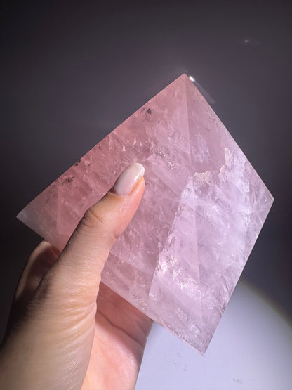 Rosenquarz Pyramide Brasilien | Herzchakra Stein für Harmonie