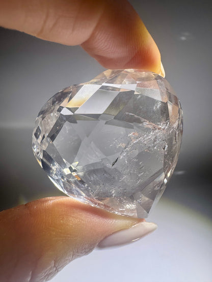 Facettiertes Lemurian-Herz 3,9 cm | Extra klare Bergkristall-Qualität