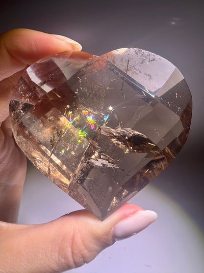 Facettiertes Rauchquarz-Herz mit Regenbogen | Extra klar & selten