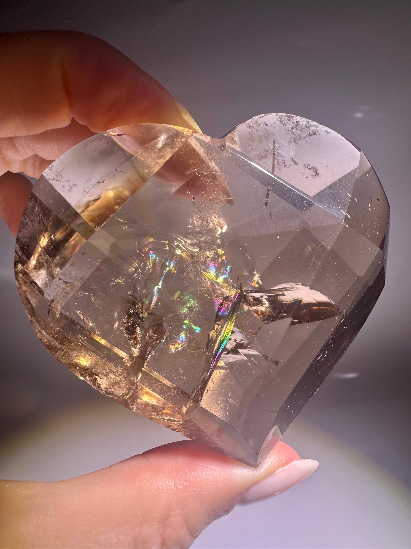 Facettiertes Rauchquarz-Herz mit Regenbogen | Extra klar & selten
