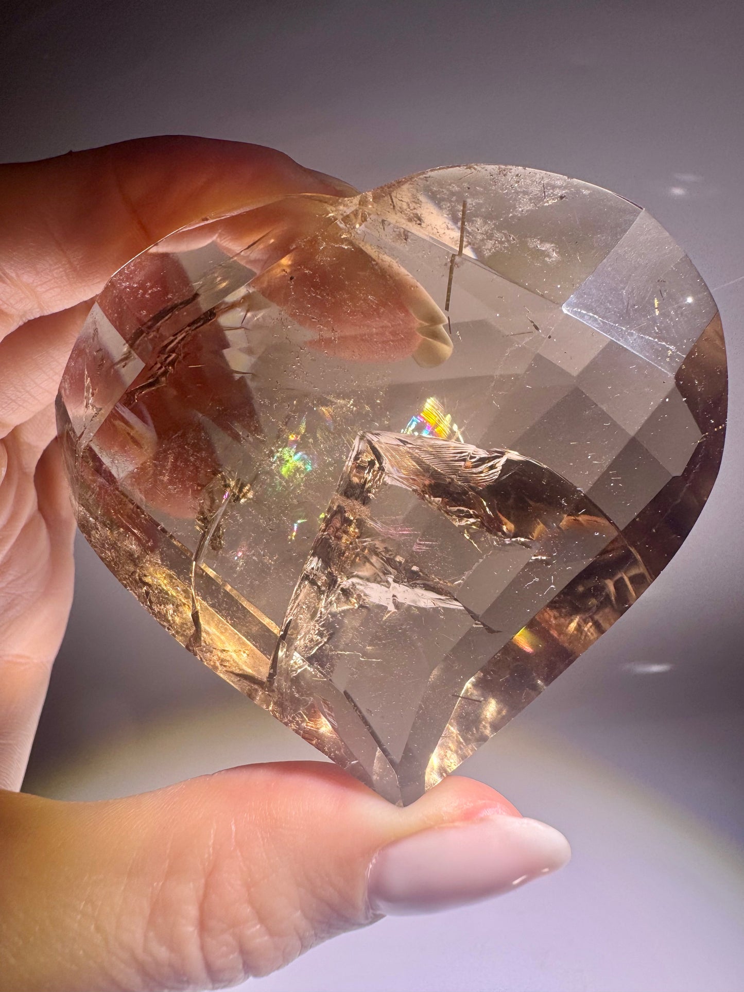 Facettiertes Rauchquarz-Herz mit Regenbogen | Extra klar & selten