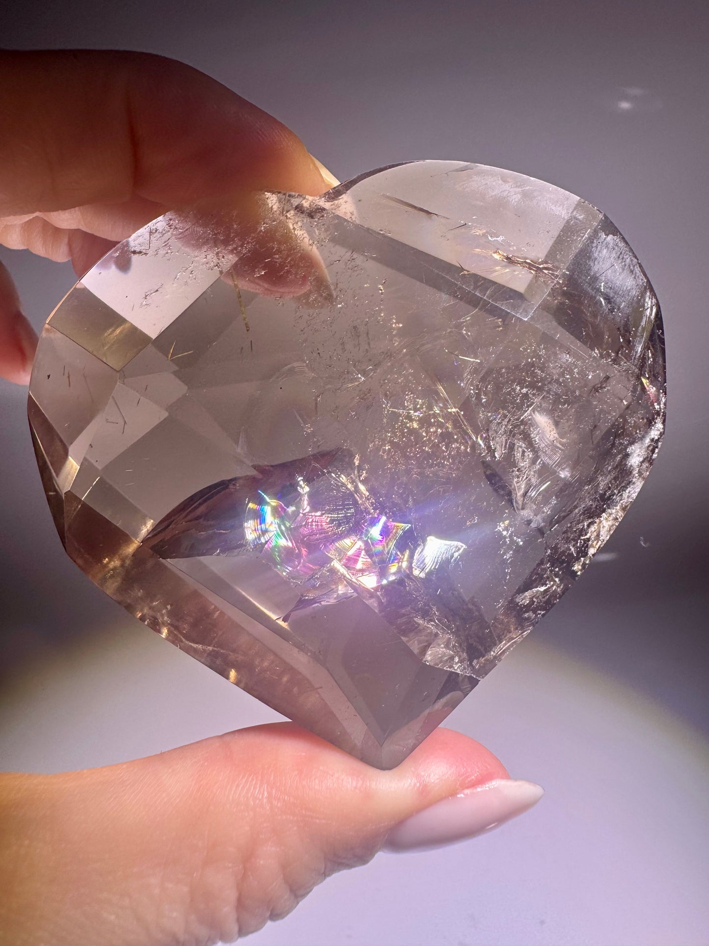Facettiertes Rauchquarz-Herz mit Regenbogen | Extra klar & selten