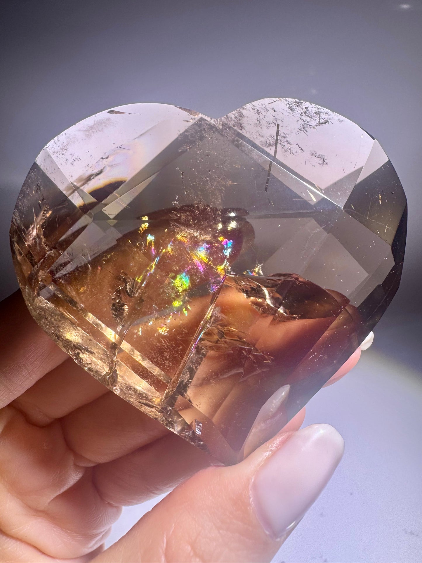 Facettiertes Rauchquarz-Herz mit Regenbogen | Extra klar & selten