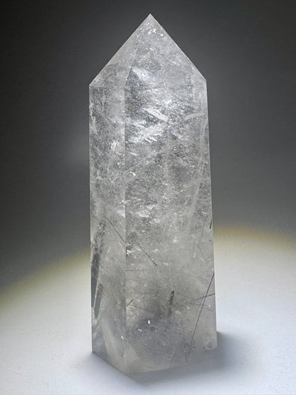 Bergkristallspitze mit Rutilnadeln & Turmalin – 12 cm, 356 g – exklusiver Quarz aus Brasilien