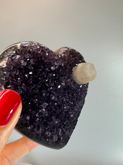 Aussergewöhnliches Amethyst Herz mit Kalzit - 9cm, 247g
