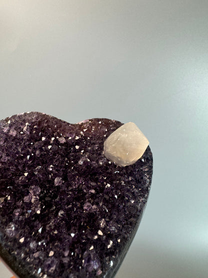 Aussergewöhnliches Amethyst Herz mit Kalzit - 9cm, 247g