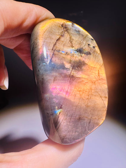 Labradorit Freeform Pink–Gold–Blau | Seltene Farbspiel-Rarität