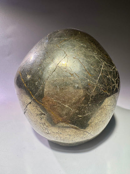Massiver Pyrit Totenkopf – 12 cm, 2.45 kg – Hochwertige Kristallskulptur in realistischer Ausarbeitung