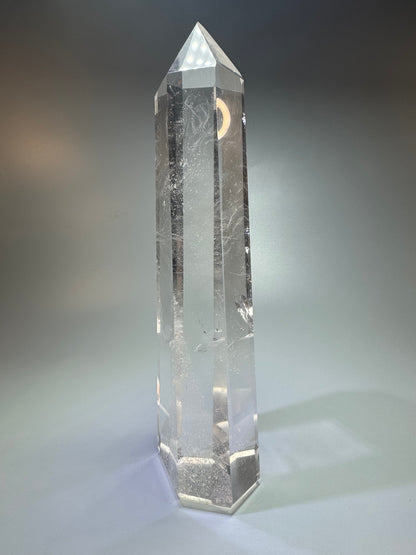 Pointe de cristal de roche ultra-claire (Lémurien) – 25 cm, 1,25 kg – Cristal de qualité supérieure du Brésil