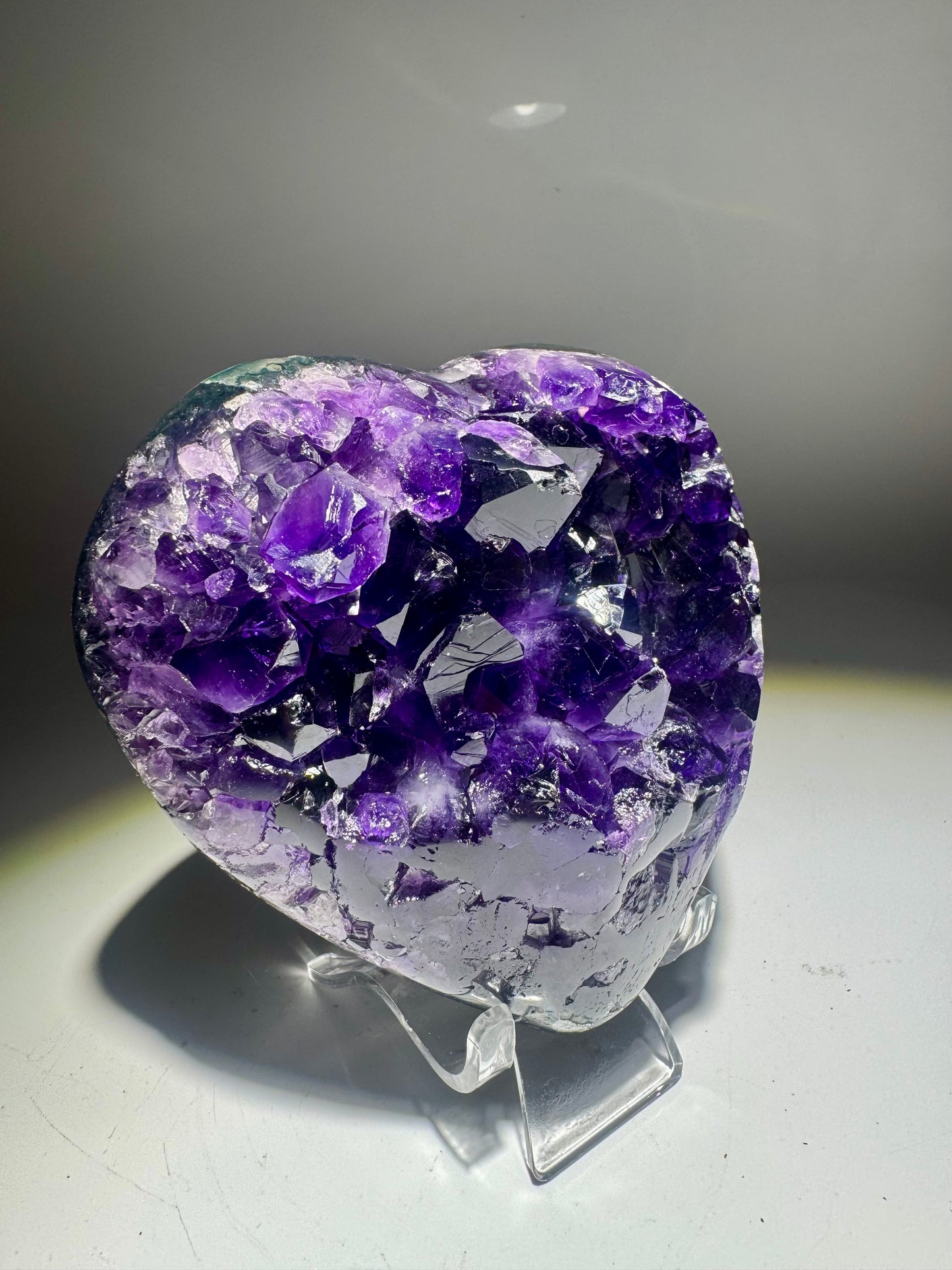 Exklusives Amethyst Herz 647 g Tiefviolett glossy Kristalle Uruguay
