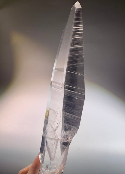 Lemurian Kristallspitze 28 cm mit Ständer – einzigartiger naturbelassener Quarz aus Brasilien in Museumsqualität, 591 g