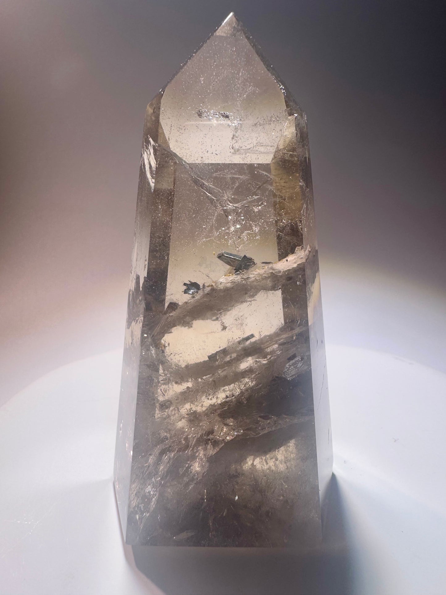 Rauchquarz mit Hämatit-Einschlüssen – Champagnerfarbenes Unikat mit schimmerndem Innenleben, 9,7 cm, 216 g