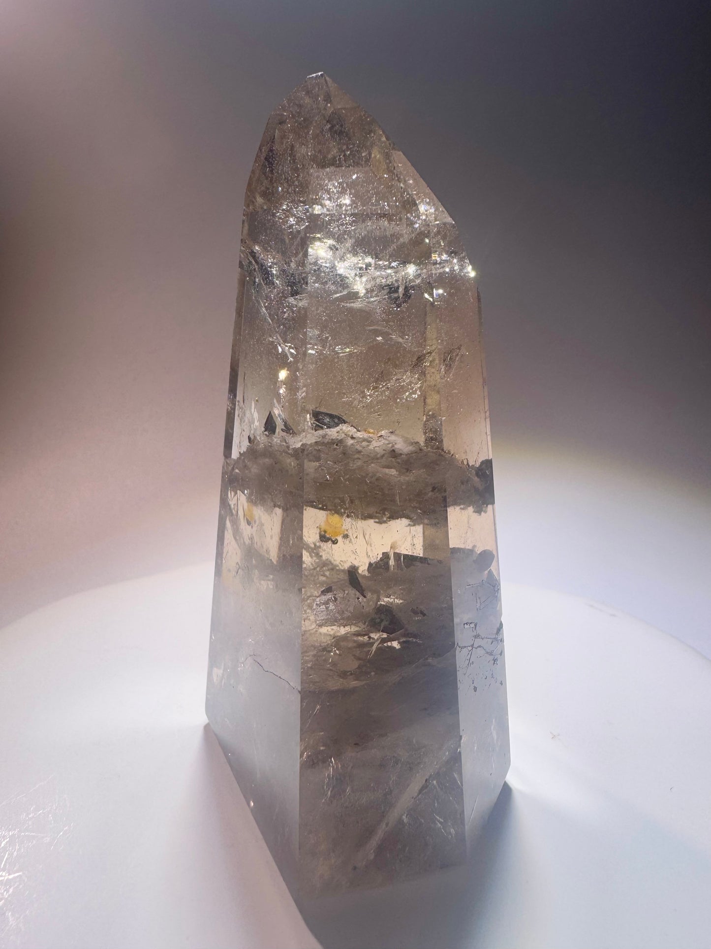 Rauchquarz mit Hämatit-Einschlüssen – Champagnerfarbenes Unikat mit schimmerndem Innenleben, 9,7 cm, 216 g