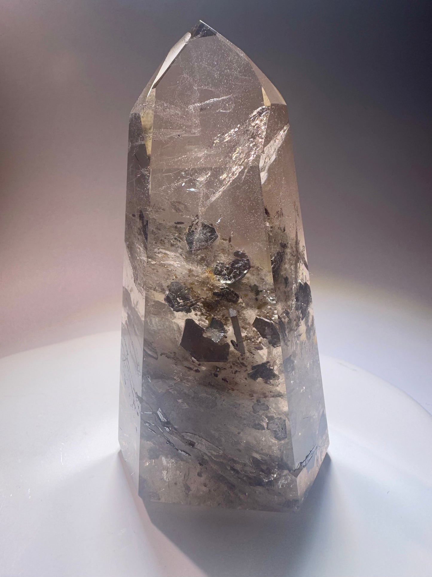Rauchquarz mit Hämatit-Einschlüssen – Champagnerfarbenes Unikat mit schimmerndem Innenleben, 9,7 cm, 216 g