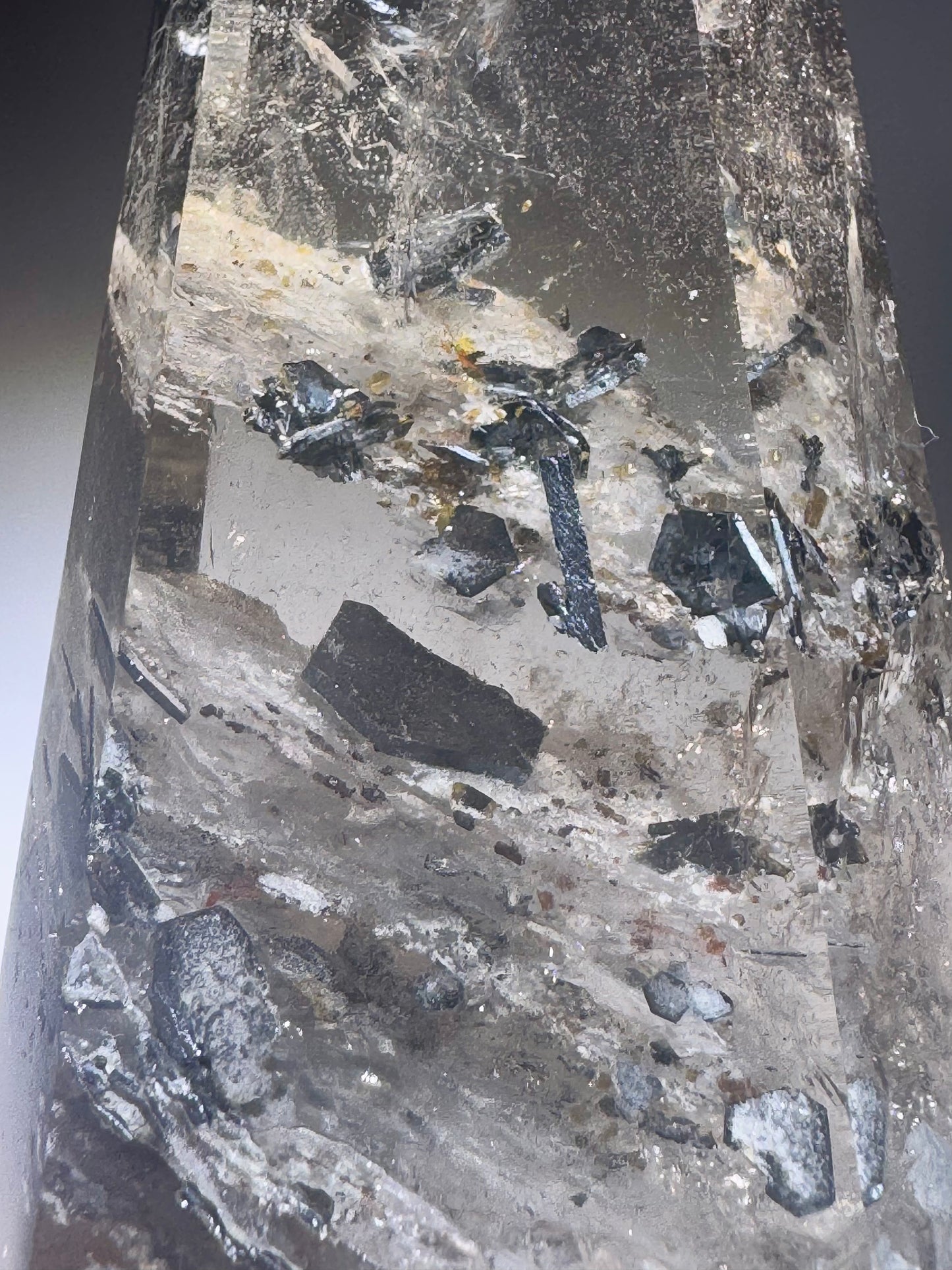 Rauchquarz mit Hämatit-Einschlüssen – Champagnerfarbenes Unikat mit schimmerndem Innenleben, 9,7 cm, 216 g