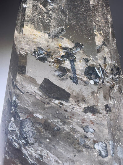 Rauchquarz mit Hämatit-Einschlüssen – Champagnerfarbenes Unikat mit schimmerndem Innenleben, 9,7 cm, 216 g